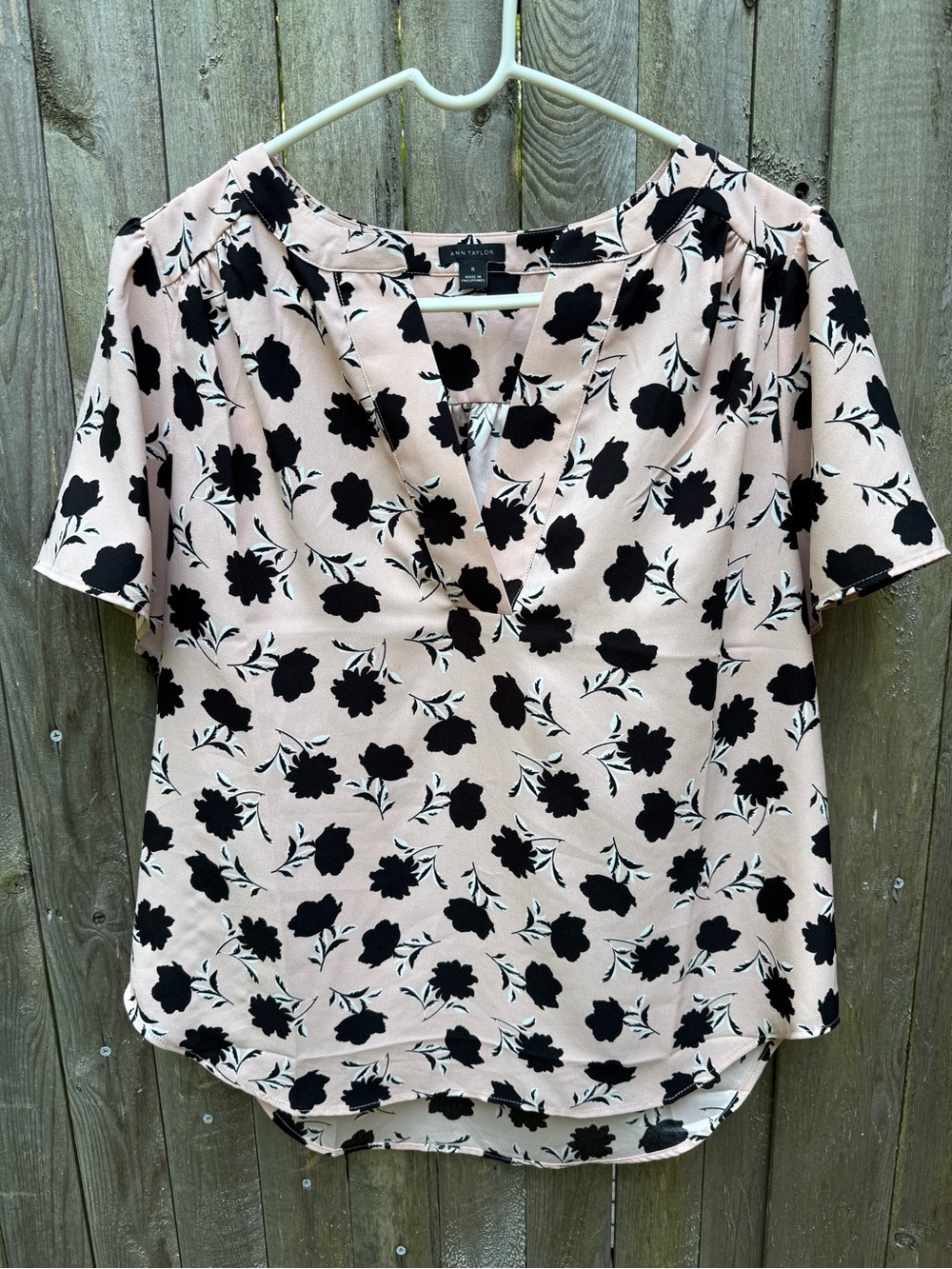 Ann Taylor Light Pink & Black Flowers Floral V-Neck Short Sleeve Blouse